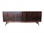 JONH GRAZ - Lindíssimo e raro buffet dos anos 60, feito em Jacarandá, em ótimo estado e ainda contendo vestígios do selo original. Medidas de 220cm x 85cm x 50cm.