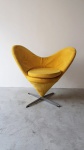 VERNER PLANTON HEART CHAIR - Renomado designer de cotação internacional. Linda e grandiosa poltrona com medidas de 103cm x 89cm. Peça em estado original, sem restauro, apresentando desgastes naturais do tempo.