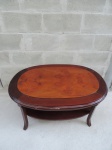 Belíssima Mesa de centro com tampo oval. Medidas: 100cm x 65cm x 50cm