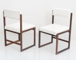 Design - Belíssimo par de cadeiras dos anos 60, feitas em Jacarandá maciço e forração na cor branca.   Obs. Estamos oferecendo neste leilão, 03 pares deste modelo de cadeira. O preço refere-se a um par.