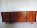 Tenreiro - Espetacular e raro Buffet feito em Jacarandá (maciço e folheado), do designer Joaquim Tenreiro. Peça restaurada e em ótimo estado. Medidas 200cm x50cm x80cm de alt. Obs. Peça já restaurada, em perfeito estado. Veja fotos antes da restauração.