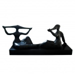 Ceschiatti - Linda escultura " Yara" de Alfredo Ceschiatti feita em bronze cinzelado sobre base de granito de cor preta.  Assinada na peça e com o selo da fundição Zani. Medidas: 2,40 m x 74 cm x 1.10 m.