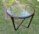 Joaquim Tenreiro - Espetacular mesa lateral redonda, feita em jacarandá maciço torneado, com  tampo em vidro. Medidas. 60 x 52 cm. Estamos oferecendo neste leilão 02 mesas deste modelo. O preço acima refere-se à uma mesa lateral.