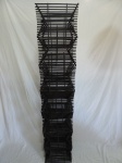 Tenreiro - Bela escultura " Treliça", feita em madeira com pintura na cor preta. Medidas de  200cm de alt x 40cm. Assinada na base