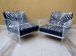 MILO BAUGHMAN LUCITE CHAIR - Lindíssimo par de grandiosas poltronas anos 70, feitas em grosso acrílico, acabamento em metal prateado e estofamento com motivo " Zebra". Peças em ótimo estado. Medidas de 100cm x 85cm.