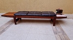 JOAQUIM TENREIRO - Espetacular e grandioso banco em Jacarandá. Peça dos anos 70, com estofado em couro sintético. Possui ainda placa de patrimônio PIRELLI. Medidas de 200cm x  50cm x35cm.