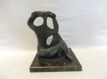 Sônia Ebling - Bela escultura feita em bronze patinado, com medidas de 28cm x 18cm. Assinada na peça, com base em granito preto.