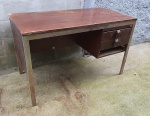 Jean Gillon - Linda e rara Escrivaninha feita em Jacarandá folheado, com 02 gavetas, base e estrutura em metal cromado. Medidas de 140cm x 70cm x 74cm de alt. Peça com alguns desgastes naturais do tempo, falhas no folheamento. Vendida no estado .