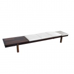 Zalszupin -  Espetacular e raro banco feito em Jacarandá maciço e taqueado folheado na parte superior. Possui lateral com tampo de granito e 03 assentos revestidos na cor branca. Medidas de 251cm x 53cm x 30cm de alt.  Restaurado e em ótimo estado.