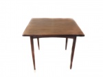 Design - ( Autor desconhecido) -  Lindíssima mesa de jantar para 4 lugares, feita em Jacarandá maciço e folheado. Medidas de 90cm  x 90cm x 76cm de alt.