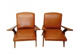 Zanine - Belo par de poltronas feitas em madeira nobre com estofado em couro natural. Medidas de 70cm x 71cm x 44cm de alt. Peças restauradas e em perfeito estado.