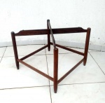 Sergio Rodrigues - Bela mesa  lateral "Vivi" em jacarandá maciço, com medidas de 60cm x60cm x 50cm de altura. Obs. Não acompanha o tampo de vidro.