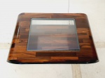 Zalszupin - Belíssima mesa de centro, do designer Jorge Zalszupin, feita em jacarandá folheado com tampo de vidro e laterais vazadas. Medidas de 1.20 m x 75 cm x 32 cm de alt.