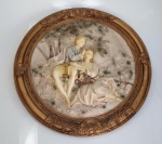 Belíssimo aplique de parede em resina representando colheita e cena galante ricamente decorado com solo em pedras e nuvem em relevo, medindo 60 cm.