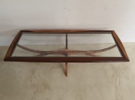 Scapinelli - Belíssima mesa de centro, feita em Jacarandá maciço e tampo de de vidro. Medidas de 130cm x 55cm x 33cm de alt. Peça restaurada e em ótimo estado.