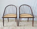 Joaquim Tenreiro - Lindo par de cadeiras "Curva com Varetas" do Designer Joaquim Tenreiro - Ano de 1960, feitas em Jacarandá, com palha natural no assento e varetas no encosto. Medidas de 52 x 52 x 76 cm. Peças em perfeito estado. Catalogada nos Livros: Móvel Moderno no Brasil, Maria Cecília Loschiavo dos Santos, pág. 86. Joaquim Tenreiro. Estamos oferecendo 02 pares de cadeiras neste leilão. O preço refere-se à um par.