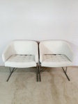 Zalszupin - Belíssimo par de poltronas Sênior, com base em ferro cromado, com estofados em linho branco. Peças selada com a etiqueta da L Atelier. Restauradas e em ótimo estado.