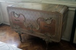 Bela e antiga Cômoda, no estilo francês, feita em madeira nobre. Medidas de 1,22 m x 0,50 cm x 0,93 cm. Obs. Peça precisa de restauro.