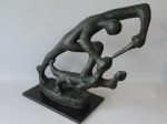 Bruno Giorgi - Linda escultura, "A Luta ou São Jorge", Feita em bronze patinado e com medidas de 65cm de altura, 65 de ponta a ponta e 17cm de profundidade, aproximadamente 38 kg em bronze, com base em granito negro. Assinada na peça.
