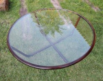 Joaquim Tenreiro - Espetacular mesa de centro, redonda, feita em jacarandá maciço torneado, com  tampo em vidro. Medidas. 97cm x 34cm de alt
