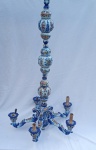 Belíssimo lustre em porcelana portuguesa Alcobaça ricamente policromado com flores e ramagens e relevos, na cor azul cobalto, medindo 0,92 cm x 1,13 m x 0,47 m. Faltam duas bocas.