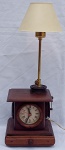 Belíssimo abajur com relógio a quartz em madeira com cenas galantes no feitio de gramofone com manivela, medindo 52 cm x 18 cm x 18 cm.
