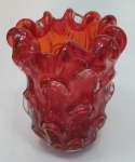 Belíssimo jarro em Murano na cor vermelha em pétalas e com bordas recurvas e bolhas na cor branca, medindo 29 cm x 22 cm.