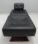Oscar Niemeyer - Espetacular Chaise Easy Chair, de Oscar Niemeyer, restaurada e em perfeito estado, toda em couro natural na cor preta, e estrutura folheada em Pau Ferro. Acompanha o Puff.