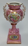 LIMOGES  Belíssima jarra em porcelana da manufatura LIMOGES nos tons rosa e branco, ricamente policromado em ramos, flores e fios de ouro, medindo 34 cm x 18 cm.