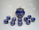 Belíssima poncheira em cristal double azul com 11 xícaras com lapidação em bolas e folhas, medindo a maior 28 cm x 20 cm. Acompanha concha em cristal.