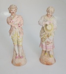 Belíssimo casal de fidalgos em porcelana de biscuit de origem européia ricamente policromada, medindo o maior 28 cm x 7 cm. Apresenta discreto bicado no casaco.