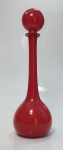 Belíssima garrafa na cor vermelha em opalina, medindo 37 cm x 14 cm.