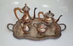 Belíssimo serviço para chá com 5 peças em metal espessurado à prata da marca Sheffeld Plate, medindo a maior 62 cm x 38 cm.