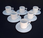LIMÓGES  Seis xícaras com pires para café em porcelana branca da renomada manufatura LIMÓGES, medindo o pires 12,5 cm.