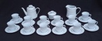 Belíssimo Jogo para chá em porcelana Schmidt com 27 peças na cor branca com frisos em prata, medindo a maior peça 17 cm x 21 cm.