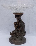 Antigo centro de mesa com base em metal, patinado em bronze com figuras de anjos e peixe, com bowl em cristal, medinho 37 cm x 31 cm.
