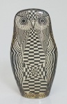 Abraham Palatnik - Belíssima escultura de coruja em poliéster confeccionada pelo artista Palatnik, medindo 11,5 cm x 6 cm.