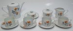 Belíssimo jogo para chá com 12 peças em porcelana SRS na cor branca com ramos de flores, medindo a maior 22 cm x 17 cm.