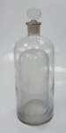 Antigo grande pote de farmácia decantê em vidro com tampa, medindo 56 cm x 19 cm.