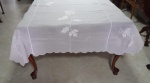 ILHA DA MADEIRA  Toalha de Banqueta em organza na cor branca com bordados brancos com aplicações, cheios e caseados, medindo 3,94 m x 1,76 m.