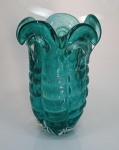 Belíssimo vaso em Murano verde com lapidação em pétalas com bolhas em ouro e bordas recurvas, medindo 37 cm x 21 cm.