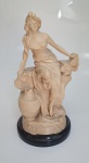 Belíssima escultura em resina da marca Montalto, com cântaro e monograma na frente, medindo 39 cm x 20 cm. Apresenta restauro no cântaro.