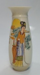 Vaso em porcelana oriental na cor marfim com pintura de flores e gueixa medindo 26 cm x 10 cm.