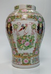 Belíssimo vaso bojudo em porcelana oriental e selo vermelho ricamente policromado com ramos, flores e pássaros, medindo 40 cm x 25 cm.