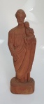 ARTE SACRA  Imaginária de São José com Menino Deus no colo em madeira nobre ao natural, sem policromia, assinado DEHAM 93, medindo 40 cm x 13 cm.