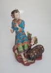 Belíssima escultura de gueixa em porcelana oriental com animais, ramos e flores, medindo 26 cm x 16 cm.