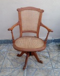 Belíssima cadeira giratória em madeira nobre com mola de inclinação, com assento e encosto em palhinha indiana, medindo 95 cm x 71 cm x 67 cm. Agendar retirada em Campo Grande.
