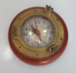 Escotilha de navio adaptada para porta relógio em bronze, com relógio no estado e sem garantias futuras, medindo 16,5 cm.