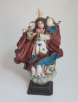 ARTE SACRA  Nossa Senhora da Conceição em madeira nobre com pedestal também em madeira com resplendor dourado e rica policromia, medindo 30 cm x 18 cm.