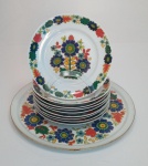 Jogo para bolo com 10 peças em porcelana Schmidt com rica policromia floral, medindo a maior peça 32 cm.